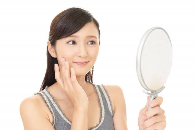 鏡を見る女性　体験会イメージ